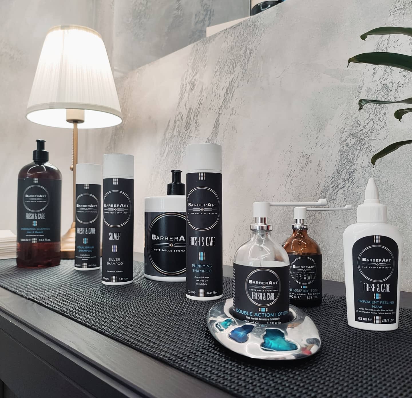 Prodotti per capelli e barba a marchio BarberArt esposti in negozio